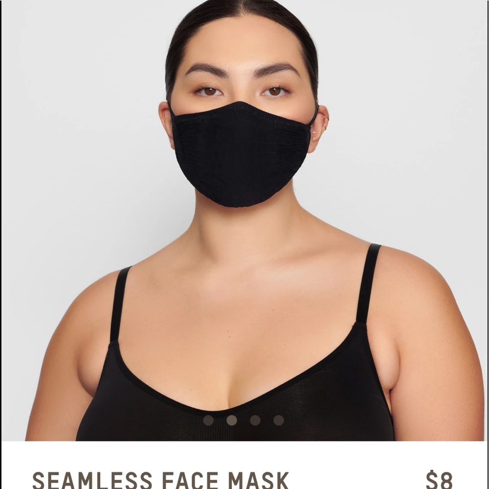 Skims black face mask
